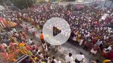 ஊத்துக்குளி: வெள்ளியம்பதி பத்ரகாளியம்மன் கோவிலில் நடைபெற்ற குண்டம் இறங்கும் திருவிழாவில் ஆயிரக்கணக்கான பக்தர்கள் கலந்து கொண்டனர்