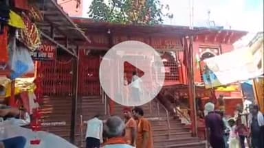 सिराथू: सूतक काल लगने से बंद किए गए शक्तिपीठ शीतला मंदिर के द्वार, श्रद्धालु झाँक-झाँक कर कर रहे दर्शन