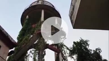 प्रतापगढ़: महदहा गांव की महिला ने पुनः पानी की टंकी पर चढ़कर किया प्रदर्शन, सीओ पट्टी ने उतारा नीचे