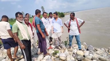 *करोड़ों की लागत से बना बांध पहली बरसात में धंसा*

पीलीभीत। ग्राम पंचायत नगरिया खुर्द कलां में करोड़ों रुपये की लागत से