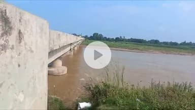 उतरौला: उतरौला के पिपरा घाट पर राप्ती नदी में मूर्ति विसर्जन के दौरान देर शाम दोनों दंपति ने बातचीत करते हुए नदी में लगाई छलांग