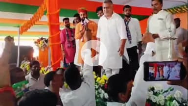 नबीनगर: नवीनगर में संजीव सिंह जिंदाबाद के नारे से पूर्व विधायक बीरेन्द्र सिंह घबरा गए, मंच पर उलझ पड़े