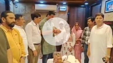 झांसी: पैरा बैडमिंटन में दुनिया भर में नाम रोशन करने पर स्वाति को डॉ. संदीप ने संघर्ष सेवा समिति कार्यालय में किया सम्मानित