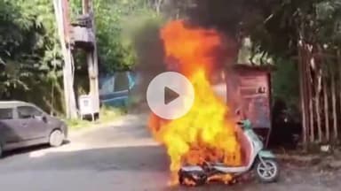 देहरादून: भंडारीबाग फ्लाईओवर के नीचे अचानक चलती स्कूटी में लगी भीषण आग, दो युवकों की जान बाल-बाल बची