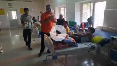 झांसी: विश्व हिंदू महासंघ व सेवार्थ रथ ने मेडिकल कॉलेज, जिला अस्पताल में राष्ट्र संत की 11वीं पुण्यतिथि पर फल वितरण किए