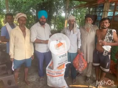 ग्राम प्रधान मनजीत सिंह ने शारदा पार गुनाह में राहत सामग्री का किया वितरण उनके साथ मेंबर प्रकाश राय और जस्सा सिंह व सुरे