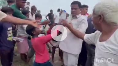 कलान: जलालाबाद ब्लाक के बाढ़ प्रभावित क्षेत्र में भारतीय बजरंग दल के कार्यकर्ताओं ने भोजन पैकेट और पानी की बोतलें वितरित कीं