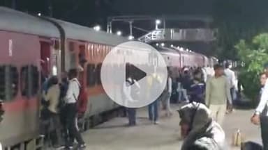 सिराथू: पीईटी परीक्षा के चलते सिराथू रेलवे स्टेशन पर भारी भीड़, चौरी चौरा ट्रेन में पावदान तक बैठे छात्र