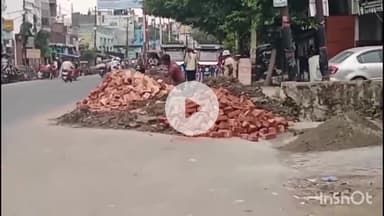 संभल: सदर कोतवाली क्षेत्र के नाले के पास भैंस नदी हाईवे पर हो रही मरम्मत, तेज बारिश के चलते सड़क का किनारा टूट चुका था