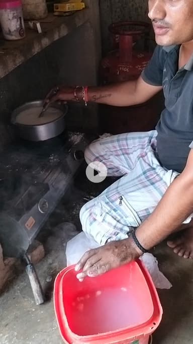 आपका सेवकआपका साथी शिवम मिश्रा भावी प्रत्याशी जिला पंचायत सदस्य पद हेतु वार्ड नंबर 11 जनपद कौशांबी से सिराथू क्षेत्र अपनी चुनाव की पोस्टर चिपकाने के लिए लेई बनाते हुए