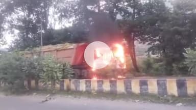 सिंगरौली: सिंगरौली-शक्तिनगर मार्ग पर टेलर वाहन में अचानक लगी आग, हड़कंप मचा