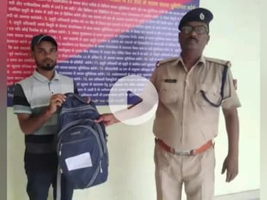 गया टाउन सीडी ब्लॉक: गयाजी जंक्शन पर आरपीएफ टीम ने पटना के यात्री का ट्रेन में छूटा हैंड बैग सुरक्षित सुपुर्द किया