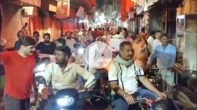 मथुरा: शहर के बाढ क्षेत्रों में विद्युत कटौती एवं पीने के पानी से परेशान लोगों ने द्वारकाधीश मंदिर पर किया प्रदर्शन#जन समस्या