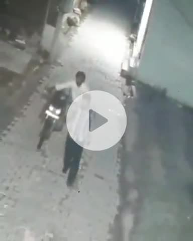 जगाधरी: चगनोली गांव से मोटरसाइकिल चोरी करते दो चोर सीसीटीवी कैमरे में कैद