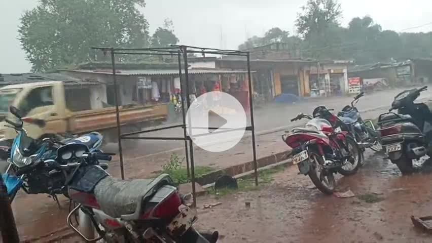 kal ka lohandiguda me pani gira tha