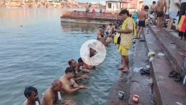 धौलपुर: पितृ पक्ष के अवसर पर धौलपुर के मचकुंड सरोवर पर श्रद्धालुओं ने पूर्वजों का तर्पण किया