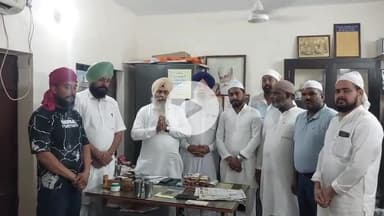 पूरनपुर: जश्ने ईद मिलादुन्नबी पर पंजाब के बाढ़ पीड़ितों के लिए चंदा किया गया, गुरुद्वारा सिंह सभा में अध्यक्ष को सौंपा