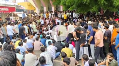 भीलवाड़ा: सोशल मीडिया पर धमकी देने के बाद युवक की गला रेतकर निर्मम हत्या के विरोध में सूचना केंद्र चौराहे पर धरना प्रदर्शन जारी