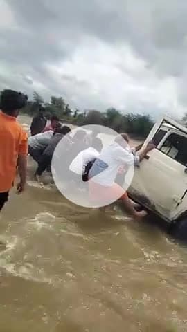 #लाङवा #लुनी_नदी के अन्दर पिकअप रोङ स निच उतरी