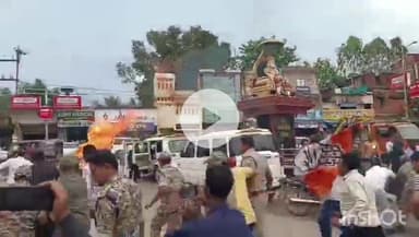 जगदलपुर: सर्किट हॉउस में मंत्री केदार कश्यप द्वारा कर्मचारी की कथित पिटाई के विरोध में कांग्रेसियों ने फूंका केदार कश्यप का पुतला