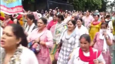 देहरादून: LUCC चिटफंड घोटाले के पीड़ितों ने सीएम आवास की ओर किया कूच, हाथीबड़कला चौकी पर पुलिस ने रोका, हुई नोकझोंक