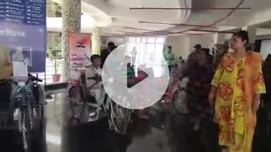 गुमला: समाहरणालय परिसर में दिव्यांग लाभुकों को मोटराइज्ड ट्राइसाइकिल का वितरण