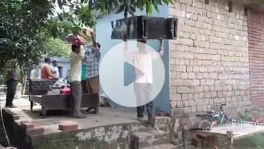 बरवाला: मोरनी ब्लॉक के डुह गांव में भूस्खलन से टूटे मकान, पीड़ितों का सामान निकालने में जुटे ग्रामीण