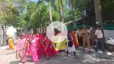 #खबर_ललितपुर आंगनबाड़ी की कार्यकर्ताओं द्वारा किया गया डीएम कार्यालय प्रदर्शन