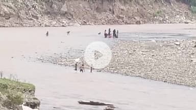 बद्दी: बद्दी की बालद नदी बनी खतरा: बच्चों की जान जोखिम में, प्रशासन की लापरवाही उजागर वायरल वीडियो में बच्चे नदी में #viral