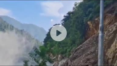 डुंडा: नालूपानी के पास पहाड़ी से भूस्खलन का खौफनाक वीडियो सामने आया, जिसमें पूरा पहाड़ गंगोत्री हाईवे पर गिरता दिखा