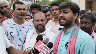 जनपद सोनभद्र के घोरावल विधानसभा के शाहगंज सहकारी समिति पर यूरिया खाद की नदारत को लेकर किसानों ने किया धरना प्रदर्शन, जिसमें किसानों का साथ देते हुए...!

#किसान_का_बेटा_जमीनी_नेता