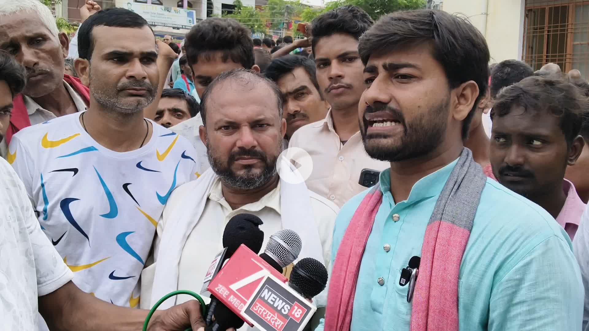 जनपद सोनभद्र के घोरावल विधानसभा के शाहगंज सहकारी समिति पर यूरिया खाद की नदारत को लेकर किसानों ने किया धरना प्रदर्शन, जिसमें किसानों का साथ देते हुए...!

#किसान_का_बेटा_जमीनी_नेता