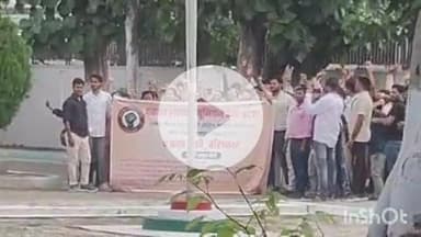 बलरामपुर: पंचायत सहायकों ने कलेक्ट्रेट में किया प्रदर्शन, क्रॉप सर्वे के बहिष्कार की बात कही