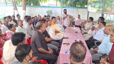 सिमडेगा: दुर्गा पूजा को लेकर सिमडेगा थाना परिसर में शांति समिति की बैठक आयोजित की गई