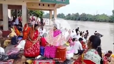 करपी: किंजर: पुनपुन नदी में सोमवार को श्रद्धालुओं ने किया पिंडदान