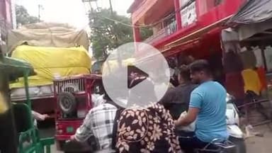 रूड़की: मछली मोहल्ला बाजार में बड़े ट्रकों के फंसने से लगा भयंकर जाम, राहगीरों को हुई दिक्कत