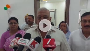 झांसी: कलेक्ट्रेट में विधान परिषद के सभापति कुंवर मानवेंद्र सिंह ने जनप्रतिनिधियों के साथ पहली विकास कार्यों की समीक्षा बैठक की