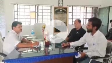 मेदिनीनगर (डालटनगंज): ब्राह्मण विद्यालय में अवैध शुल्क वसूली पर कार्रवाई के लिए छात्र नेता प्राचार्य से मिले, डीसी को भी ज्ञापन सौंपा