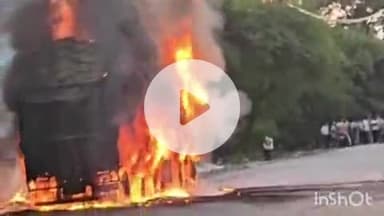 शुगर मिल रोड पर भूसी से भरे ट्रक में शॉर्ट सर्किट से भीषण आग, एक के बाद एक हुए 12 धमाके