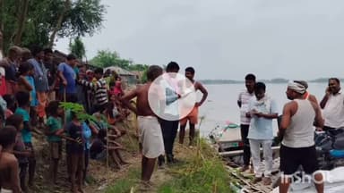 सुपौल: तेलवा पंचायत में कोसी नदी में कटनिया लगने के बाद जिला प्रशासन द्वारा परिवारों को प्लास्टिक वितरित