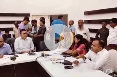 हरिद्वार: DM मयूर दीक्षित ने आलाधिकारियों के साथ रौशनाबाद में की जनसुनवाई, 81 शिकायतों में से 30 का मौके पर निस्तारण