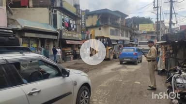 कंडाघाट: कंडाघाट बाजार में सड़क की खस्ता हालत, मिट्टी से भरे गड्ढे, स्थानीय दुकानदारों ने प्रशासन से ध्यान देने की अपील की