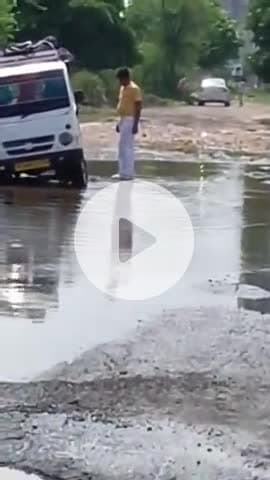 भीलवाड़ा: भीलवाड़ा शहर की सड़क गढ्ढों में तब्दील, राधेनगर के पास छात्र-छात्राओं को ले जा रही निजी स्कूल की वेन सड़क पर धंसी