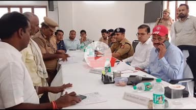 शाहगंज: समाधान दिवस पर डीएम की सख्ती, बिजली विभाग पर गिरी गाज