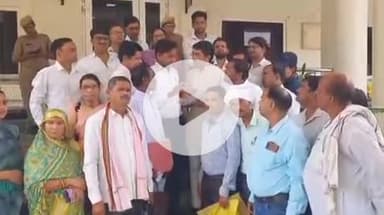 झांसी: शिक्षा प्रेरकों का 40 माह का वेतन लटका, कलेक्ट्रेट कार्यालय में जिलाधिकारी से न्याय की गुहार लगाई