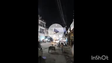 मुज़फ्फरनगर: मेरठ रोड पर अचानक विद्युत तारों में लगी आग, भीषण चिंगारी को देखकर यातायात रुक गया, राहगीरों में मची अफरा-तफरी