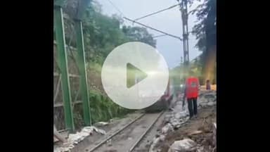 हरिद्वार: काली मंदिर के पास भू स्खलन से मलबा आने के बाद रेलवे ट्रैक हुआ सुचारू, युद्ध स्तर पर चला राहत और बचाव का कार्य