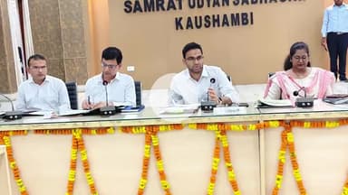 मंझनपुर: सीएम उद्यमी योजना में लापरवाही पर मंझनपुर में बैठक में डीएम ने सख्त रुख अपनाया, लंबित आवेदन बैंक ऑफ बड़ौदा से वापस मंगाए जाएंगे