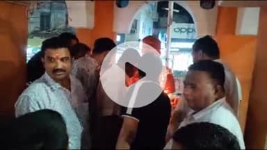 बलरामपुर: वीर विनय चौक पर अमर शहीद वीर विनय कायस्थ की पुण्यतिथि पर श्रद्धांजलि दी गई, कैंडल जलाकर किया गया नमन