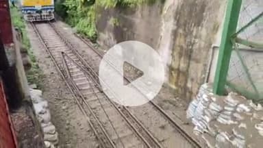 हरिद्वार: काली मंदिर के पास भयंकर भू स्खलन हुआ, रेलवे ट्रैक पर गिरा मलबा, रेल यातायात प्रभावित, रोकी गईं ट्रेनें